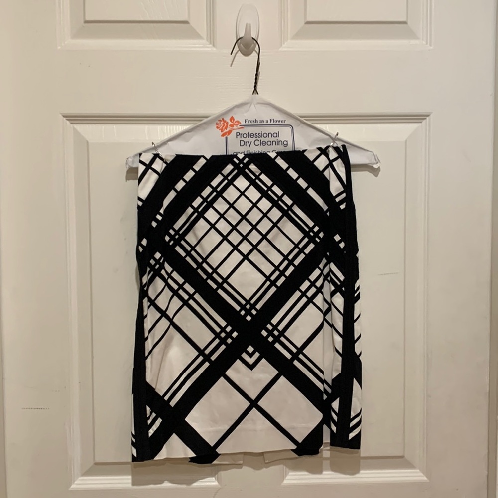 White House Black Market Skirt Black and White, Size 00